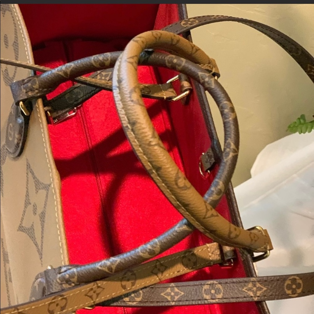 💕 LV Onthego GM w/ mono straps - Picture 11 of 17